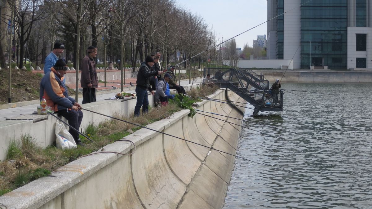 Bucharest fishermen on Dâmbovița River